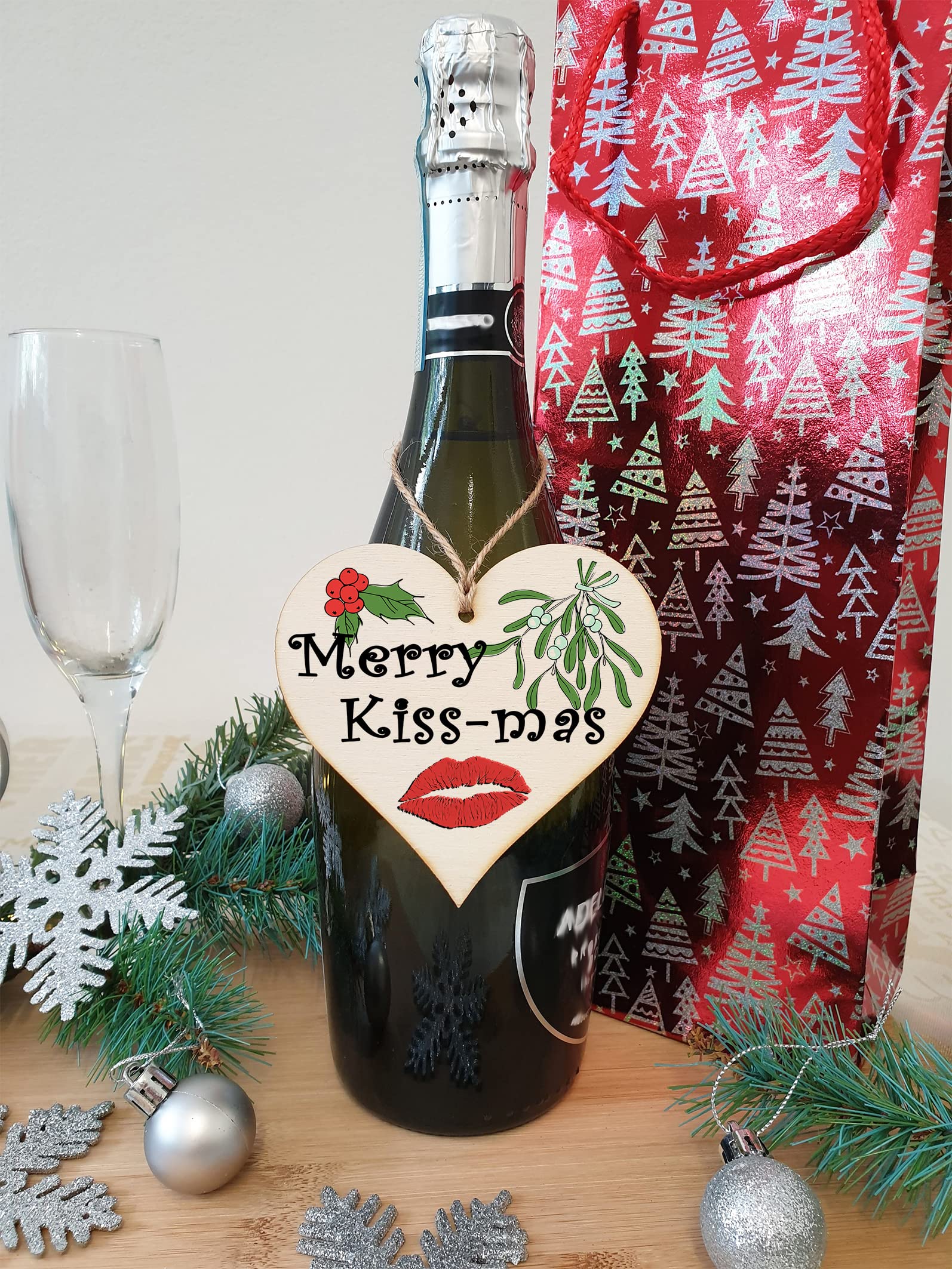 Handmade Christmas Hanging Wooden Heart Plaque Decoration Gift Merry Kiss-mas perfect for your Boyfriend or Girlfriend Romantic festive bauble or tag